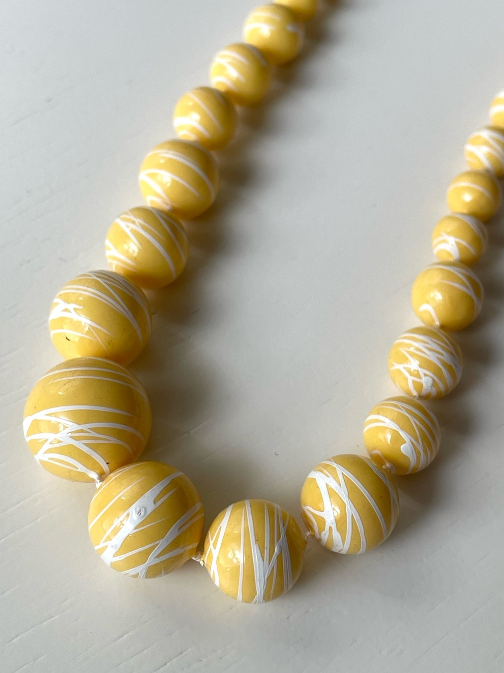 Vintage sunny yellow & white Rosecraft NOS beaded necklace
